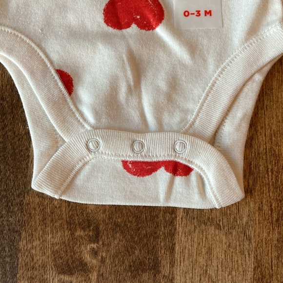 NEW Old Navy Baby Heart Long Sleeve Onesie BodySuit 0-3 Months - Picture 4 of 9